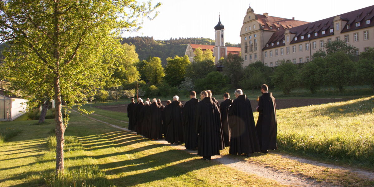 Beuroner Mönche bei der Prozession