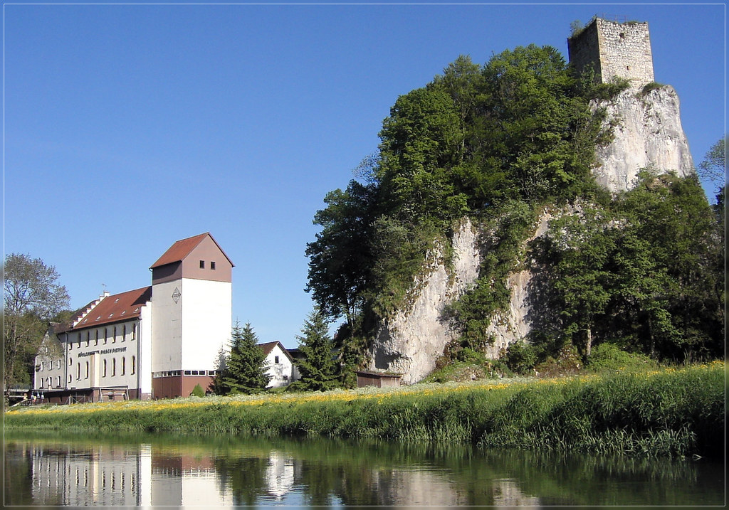 Blick auf die Burgruine Dietfurt und der alten Mühle am Donauufer