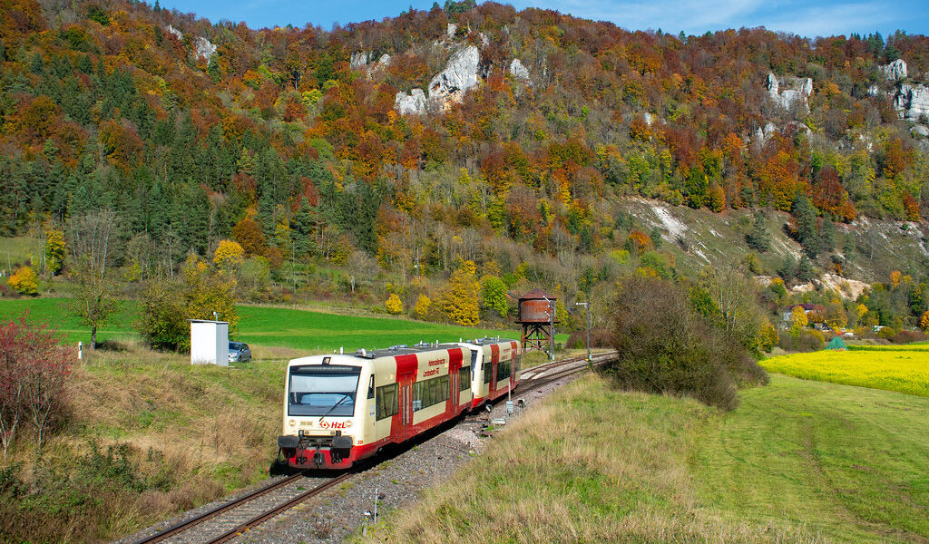 Fahrender Zug im herbstlichen Oberen Donautal