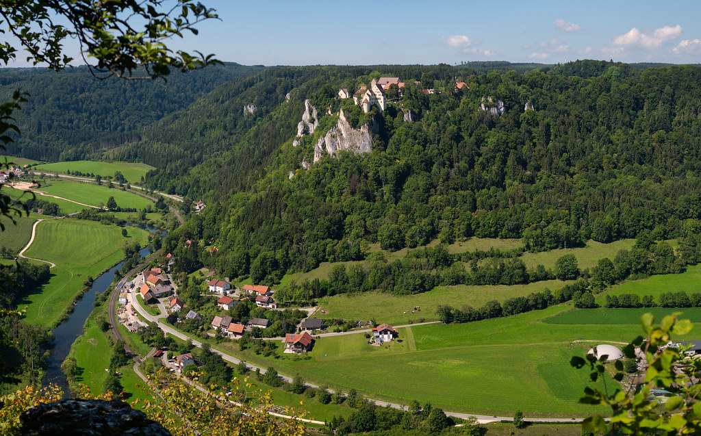 Blick von der Höhe auf Langenbrunn und Schloss Werenwag
