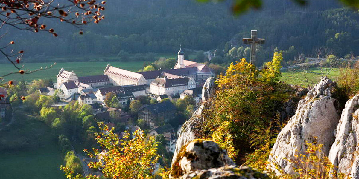 Blick vom Petersfelsen auf das Kloster Beuron