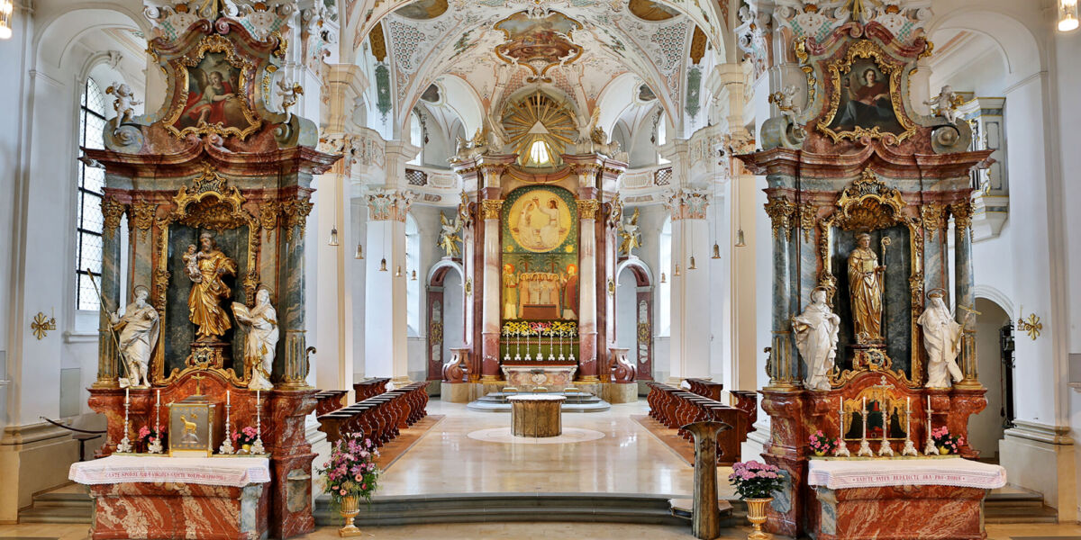 Chorraum und Seitenaltäre der Beuroner Klosterkirche