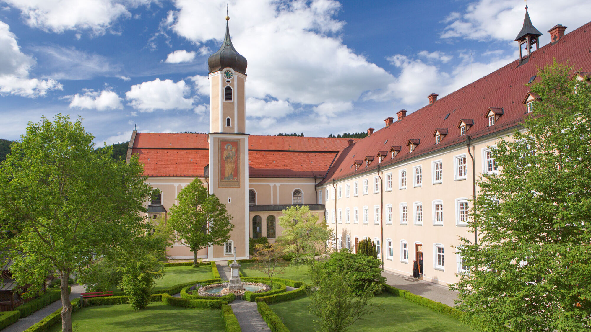 Kreuzgarten und Kirche der Abtei St. Maurus in Beuron