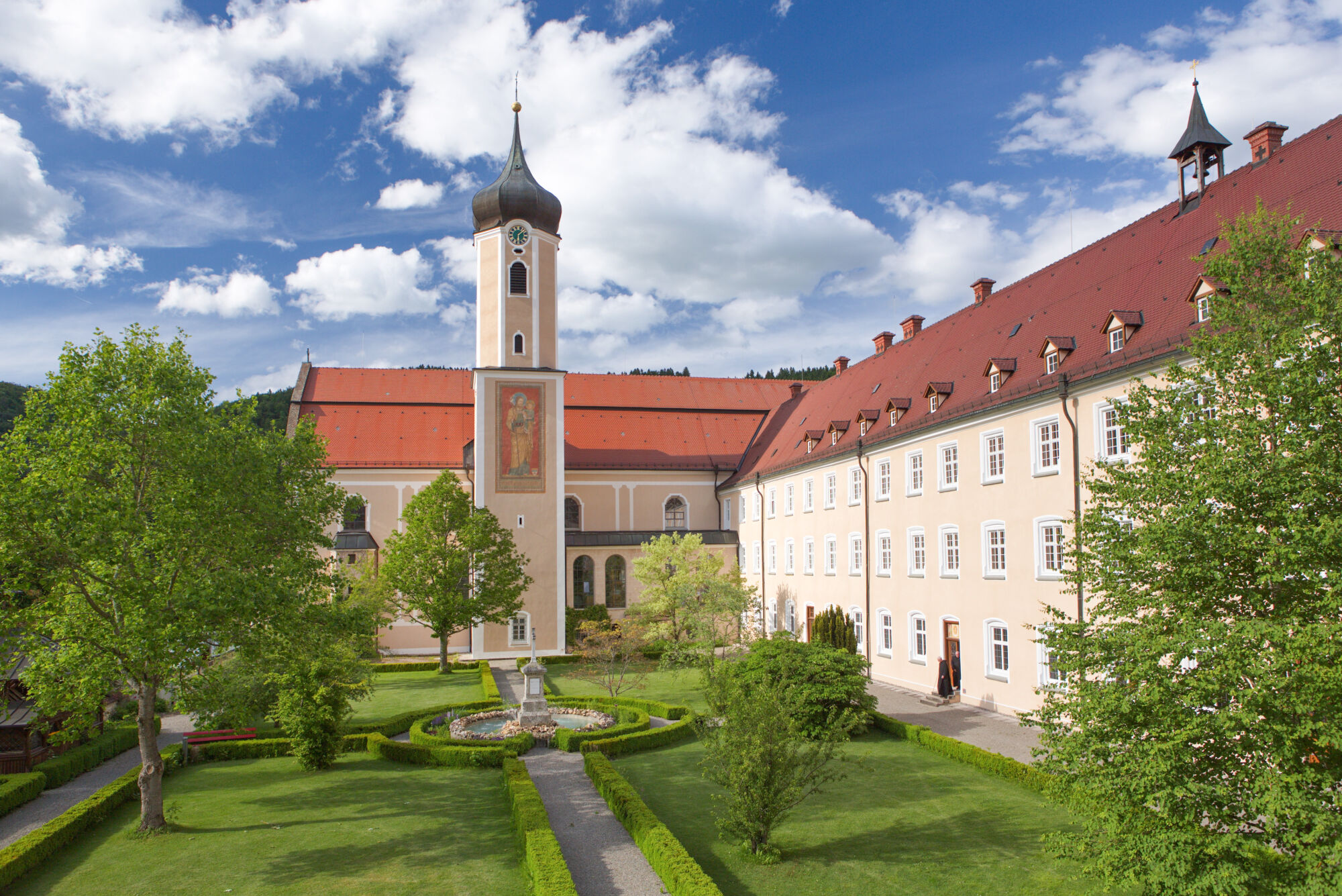 Kreuzgarten und Kirche der Abtei St. Maurus in Beuron